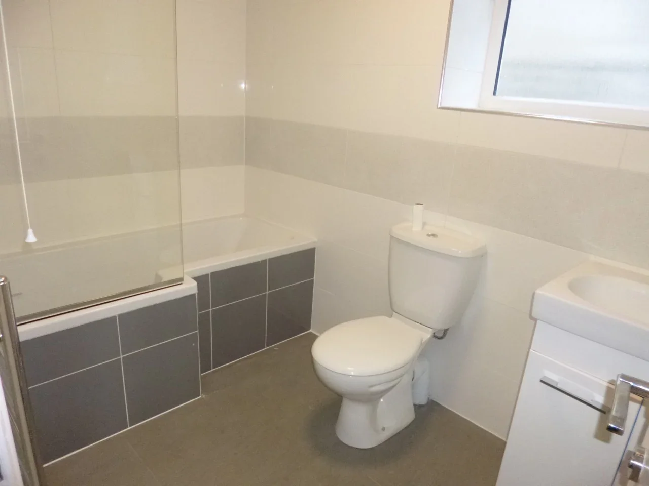 Flat Parkfield Road in Greater London