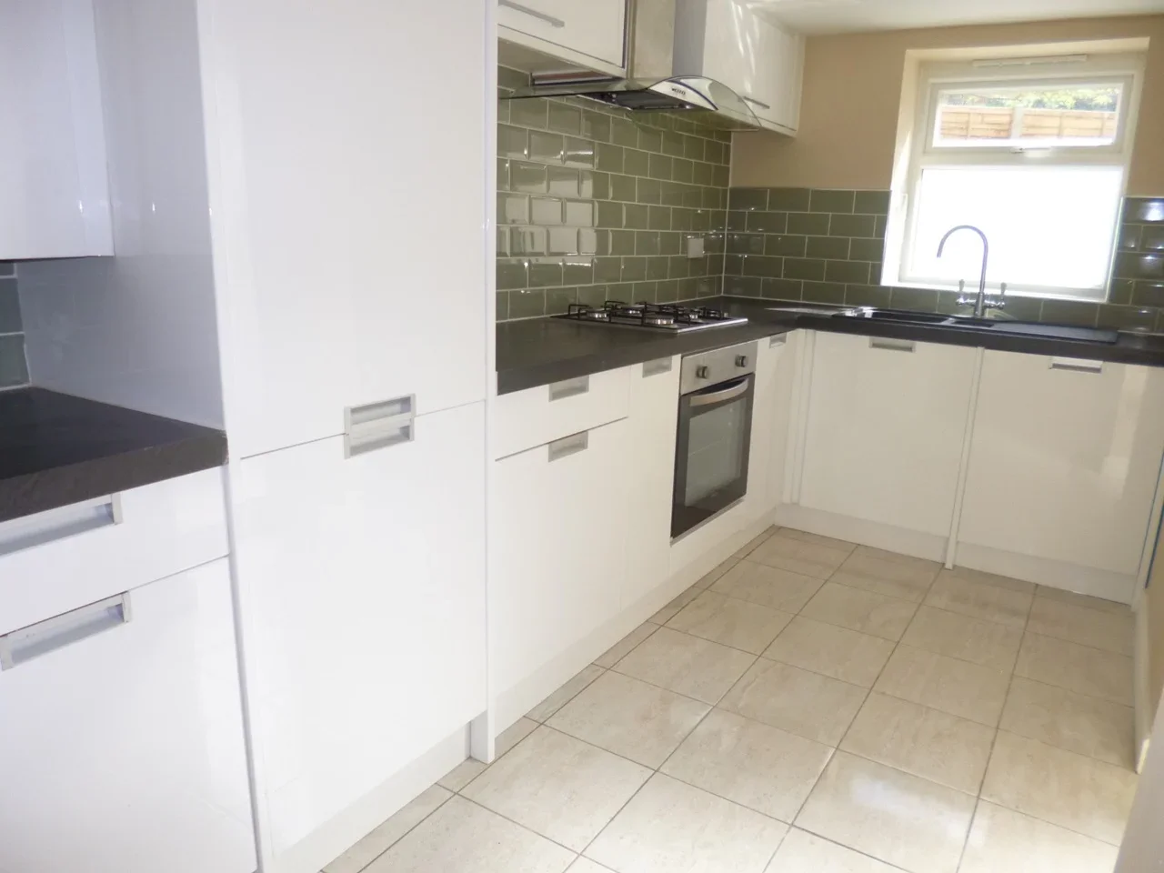 Flat Parkfield Road in Greater London
