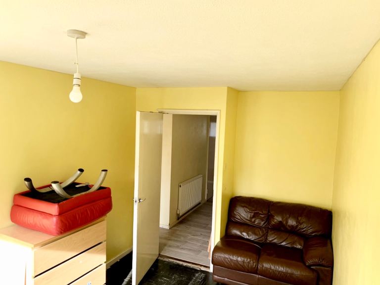 Flat Newdales Close in London