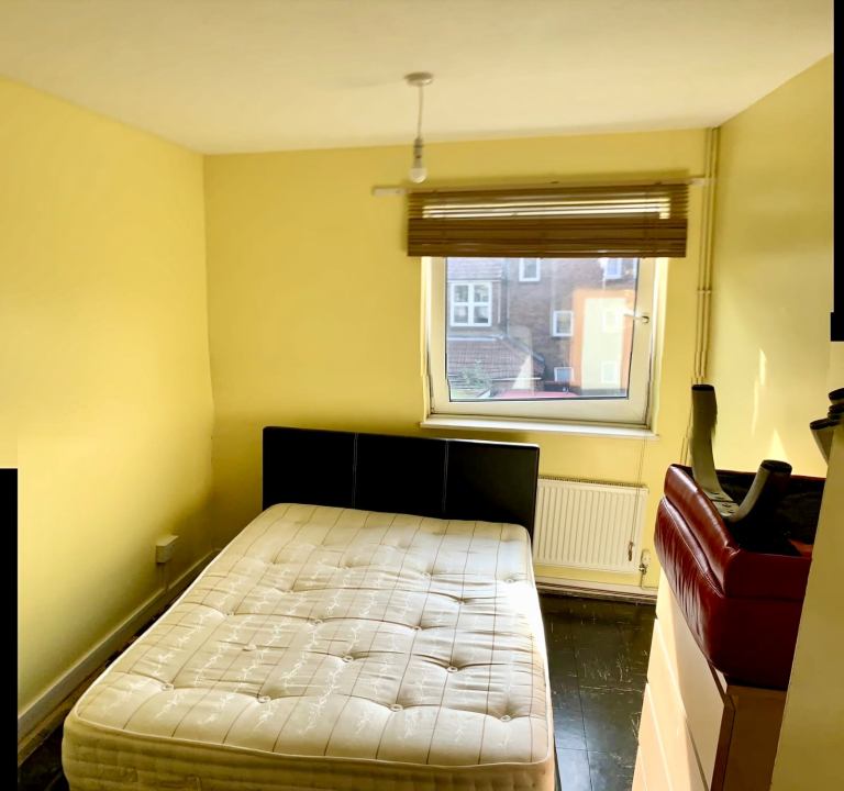 Flat Newdales Close in London