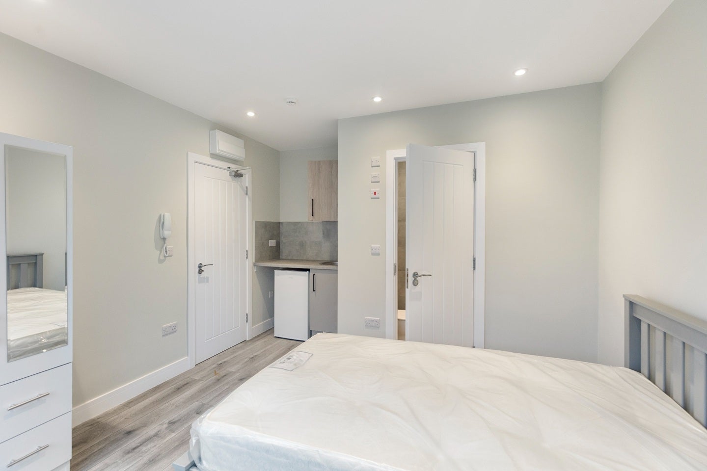 Flat Chatsworth Road in Greater London