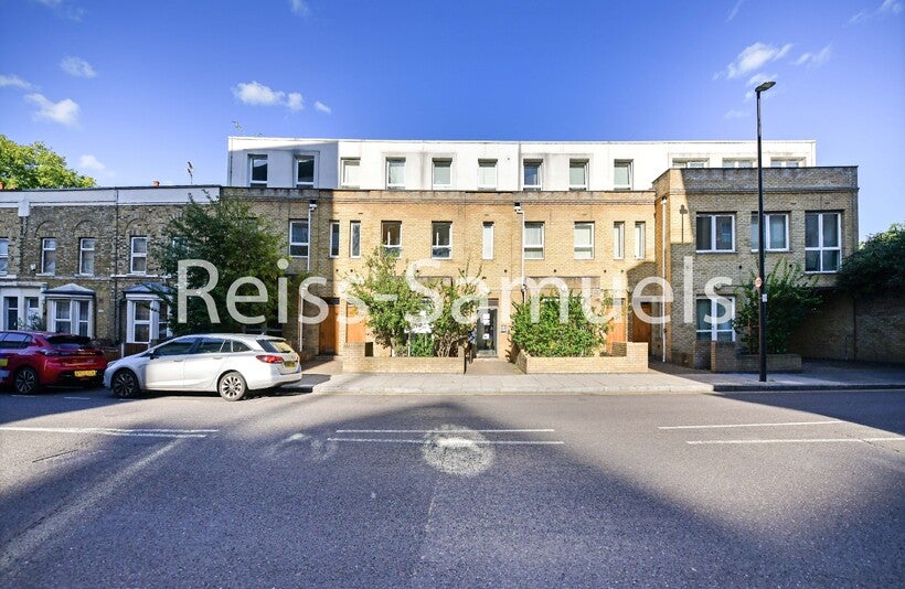 Flat Westferry Road in Greater London