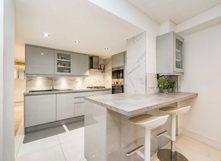 Flat Quex Road in Greater London