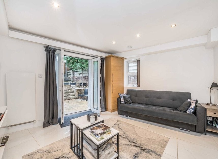 Flat Quex Road in Greater London