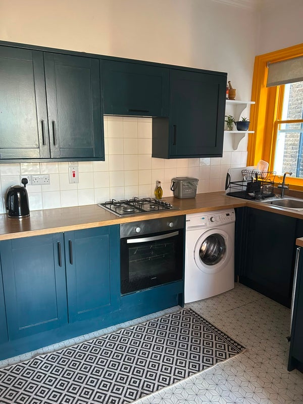 Room Hopton Road in Greater London