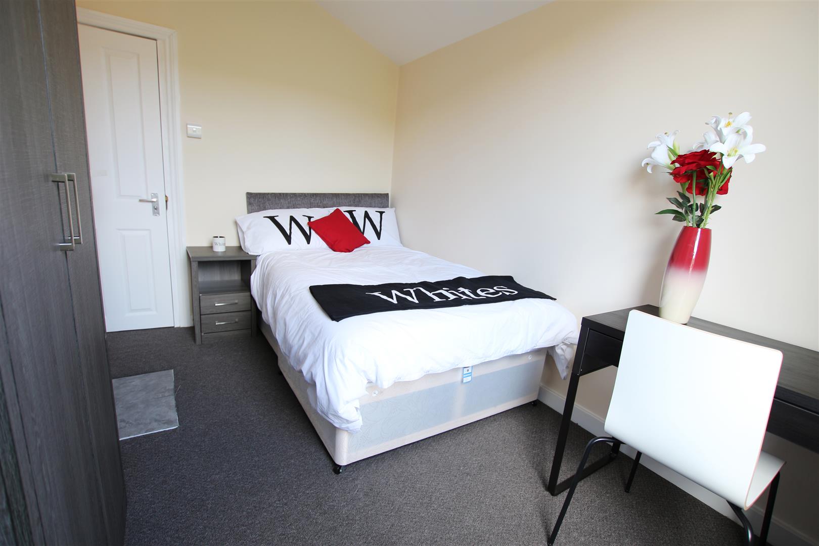 Room Whitworth Road in Northampton