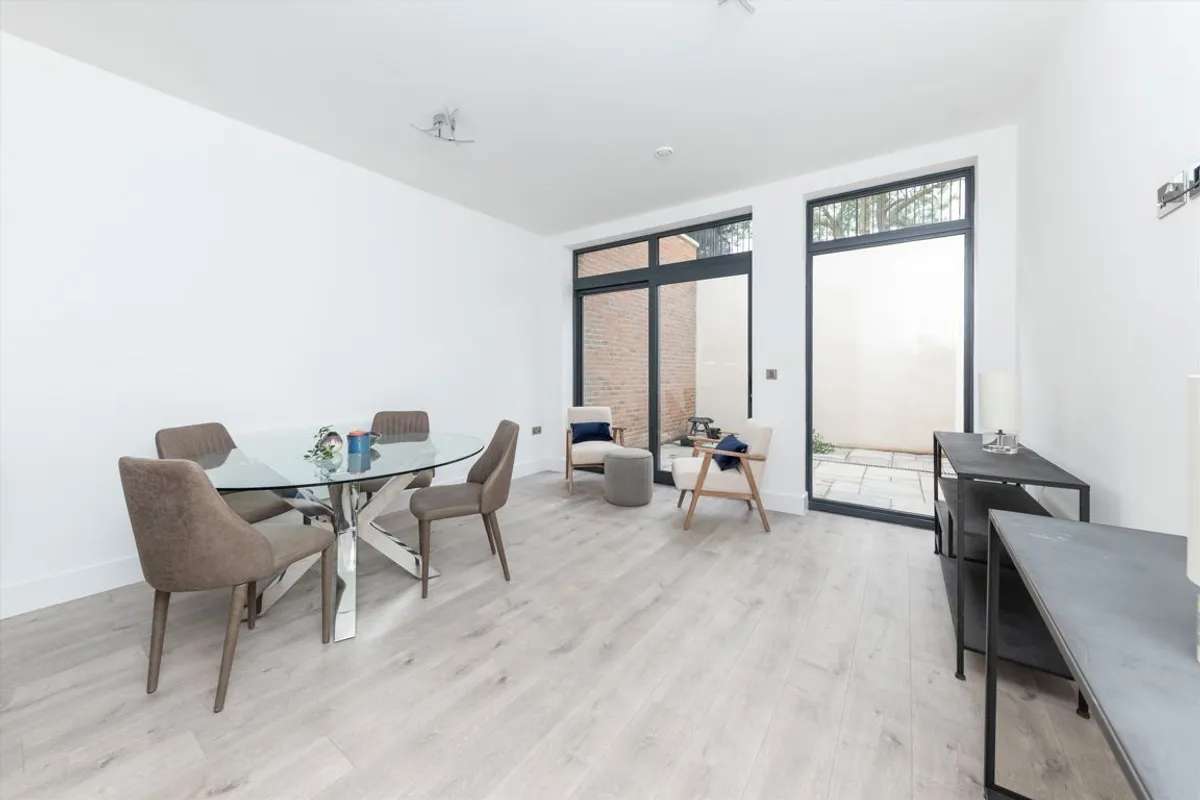 Flat Rosemont Road in Greater London
