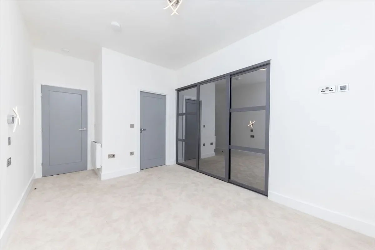 Flat Rosemont Road in Greater London