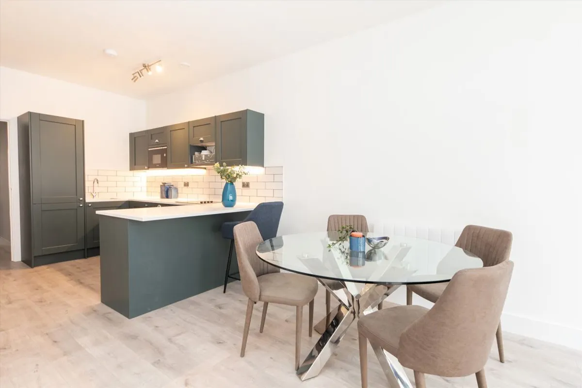 Flat Rosemont Road in Greater London