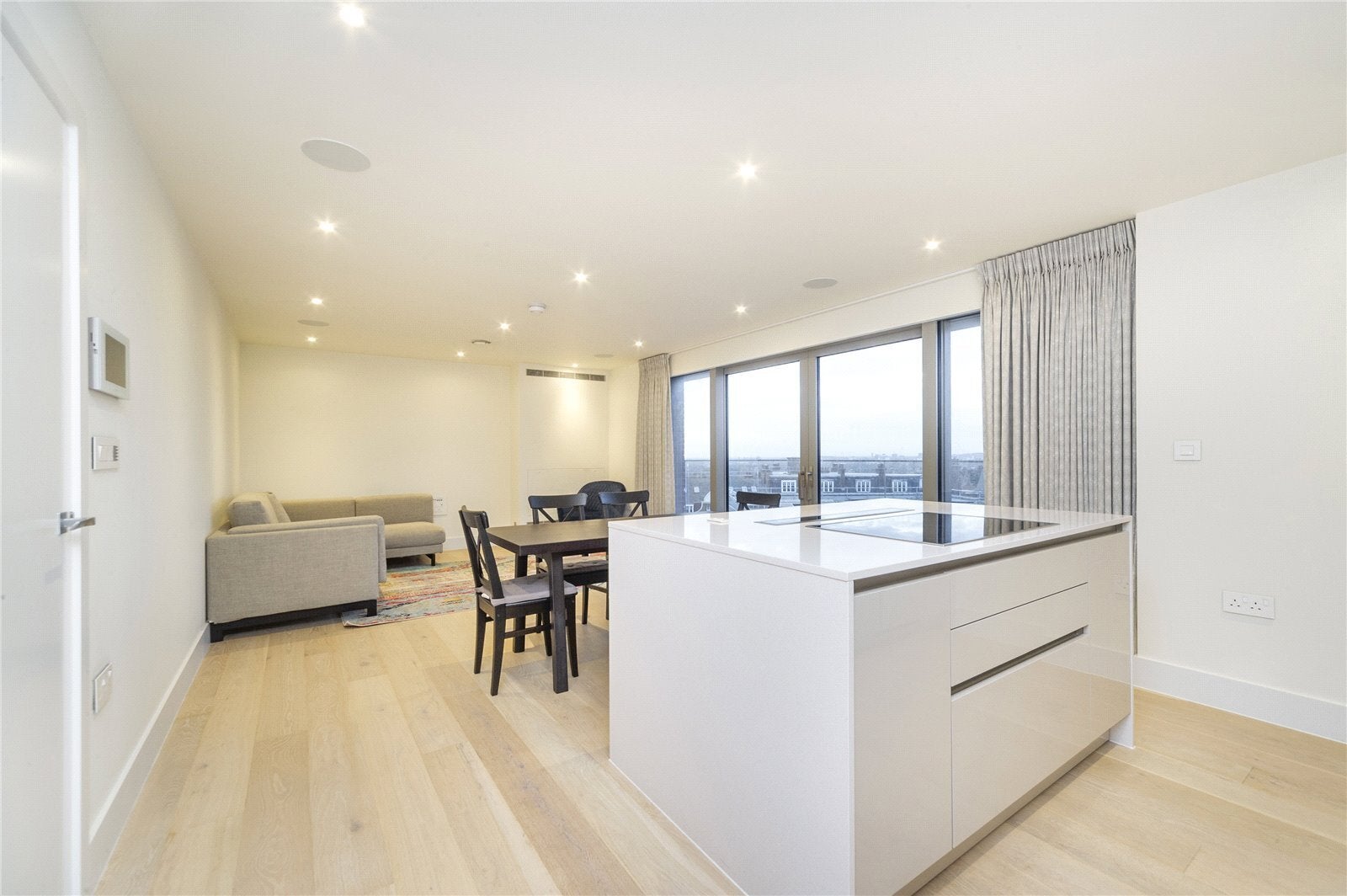 Flat Kidderpore Avenue in Greater London