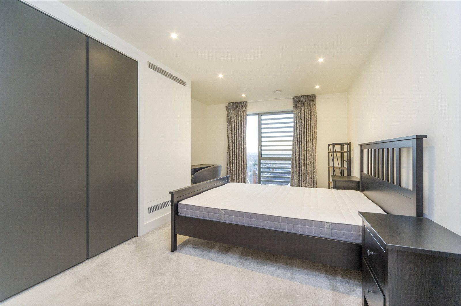 Flat Kidderpore Avenue in Greater London
