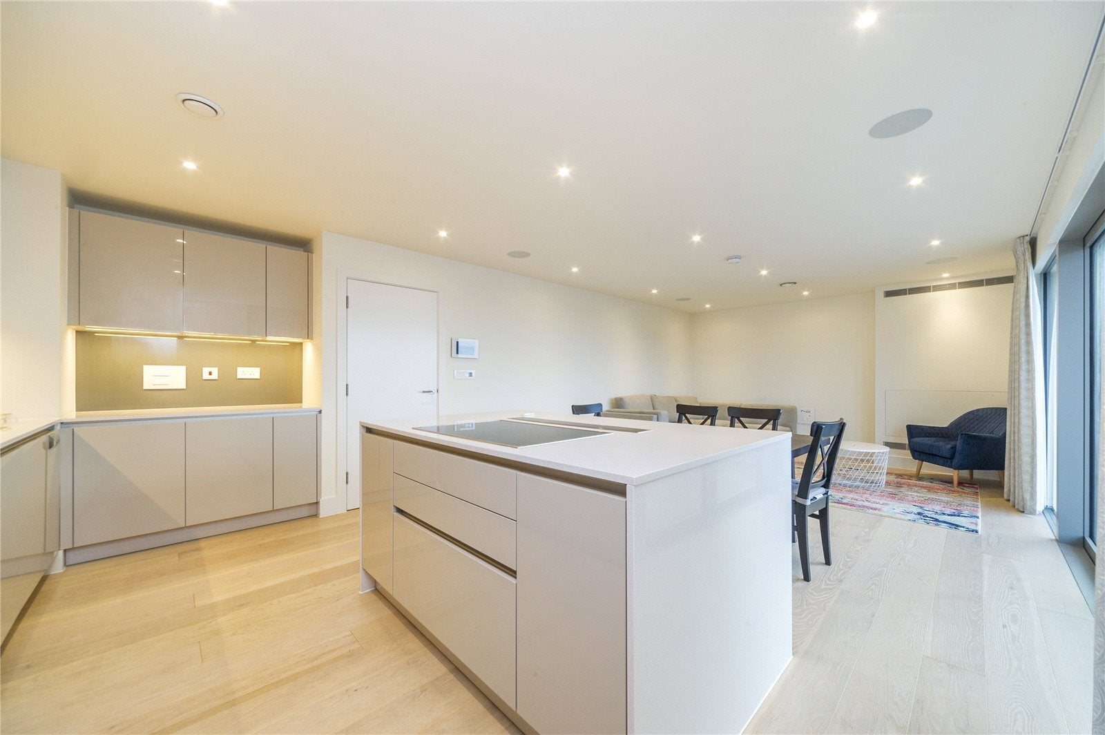 Flat Kidderpore Avenue in Greater London
