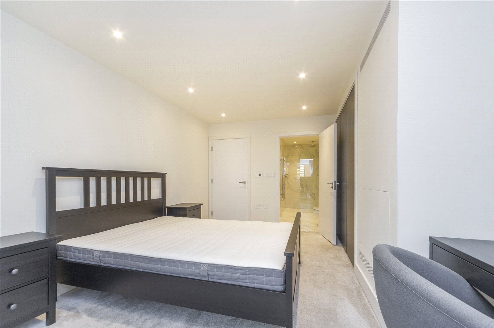 Flat Kidderpore Avenue in Greater London