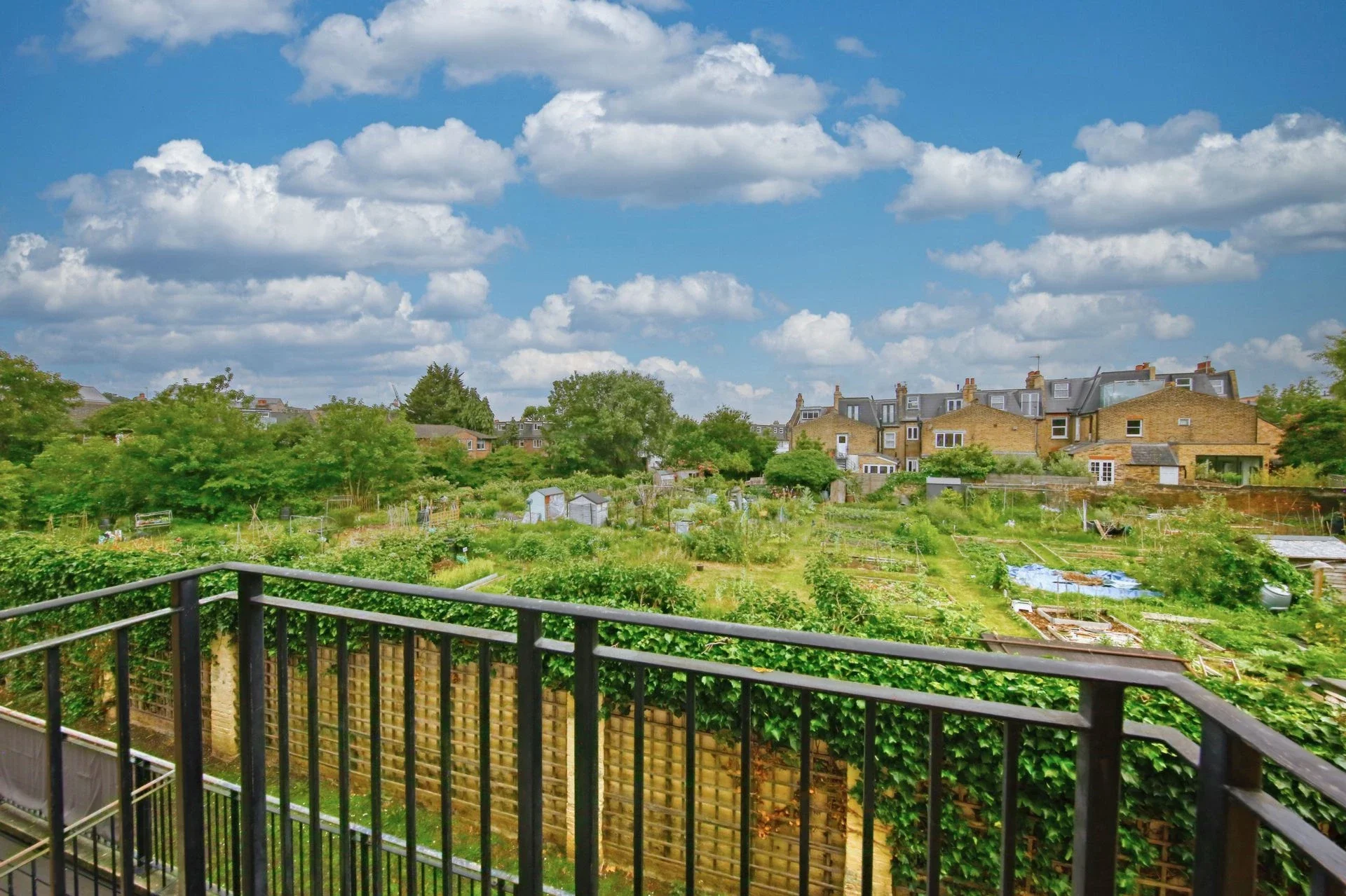 Flat Garratt Lane in Greater London