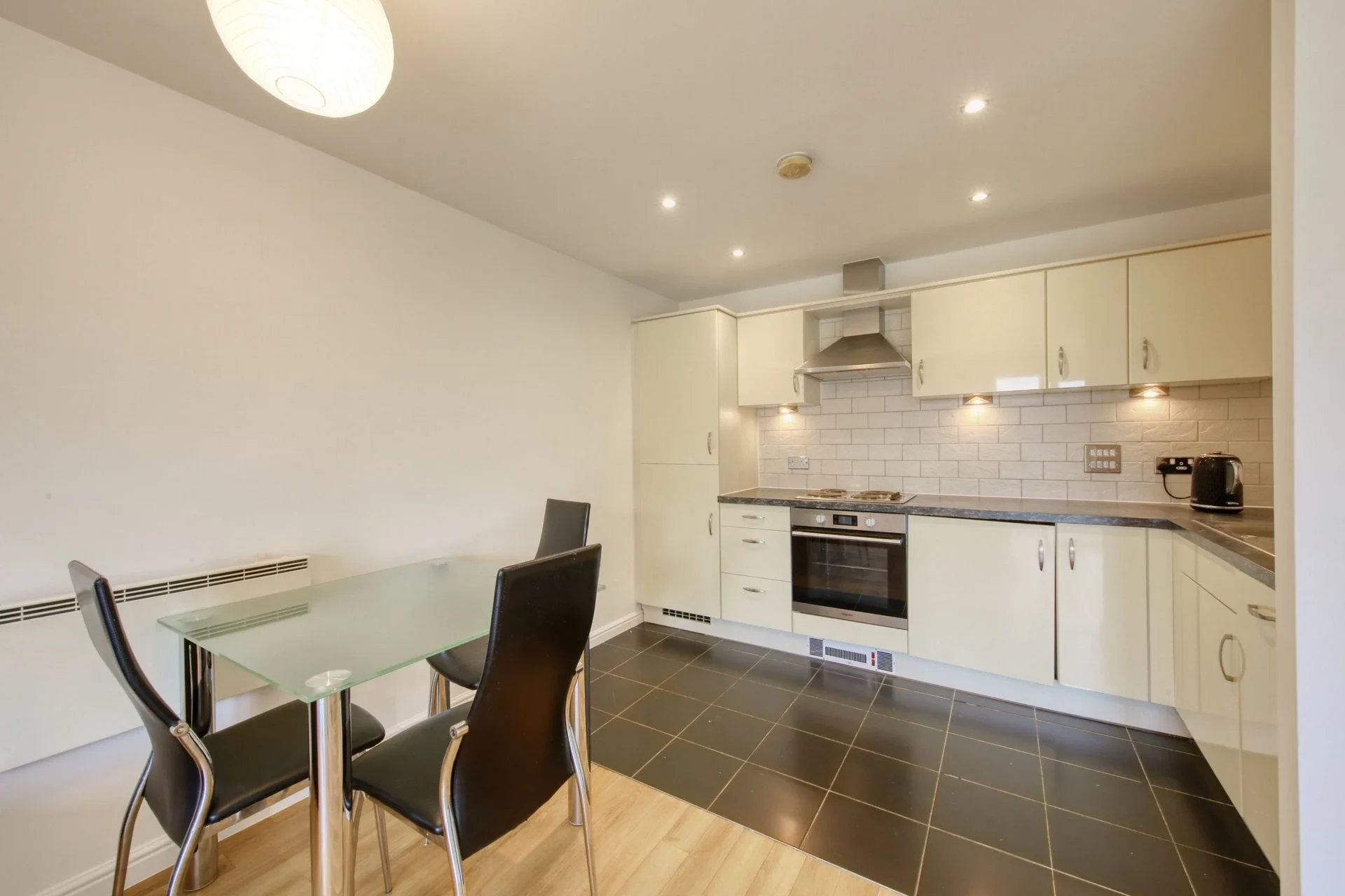 Flat Garratt Lane in Greater London