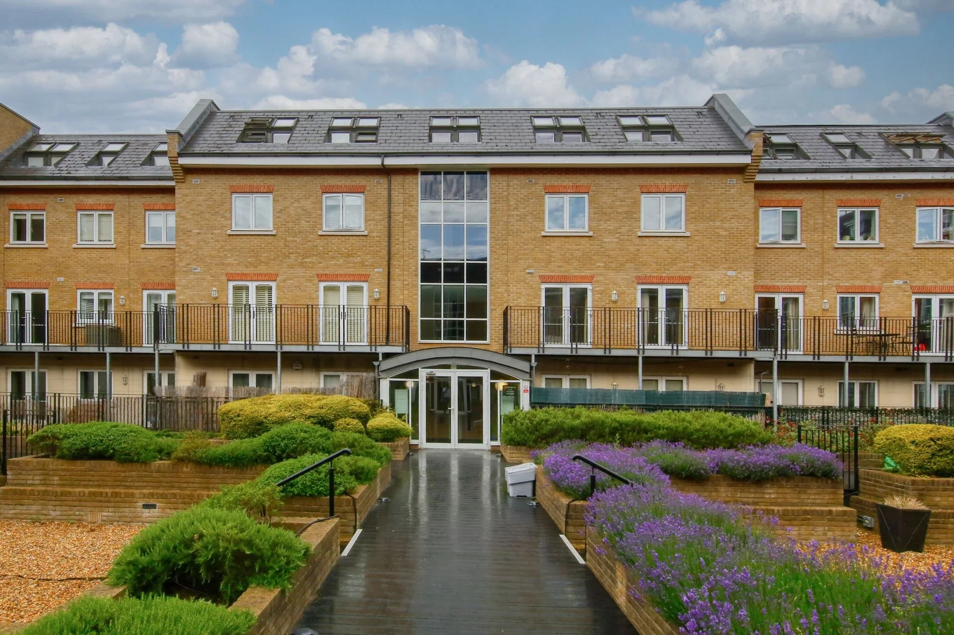Flat Garratt Lane in Greater London