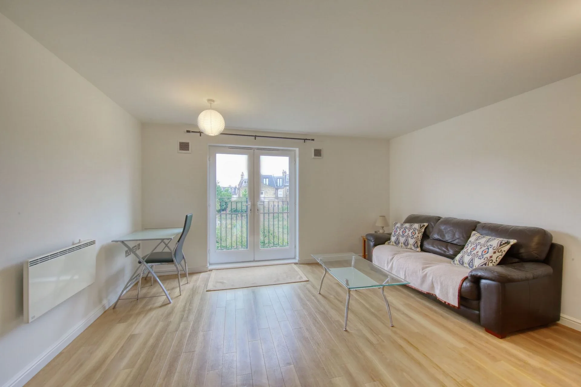 Flat Garratt Lane in Greater London