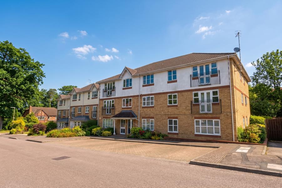 Flat Alexandra Gardens in Woking