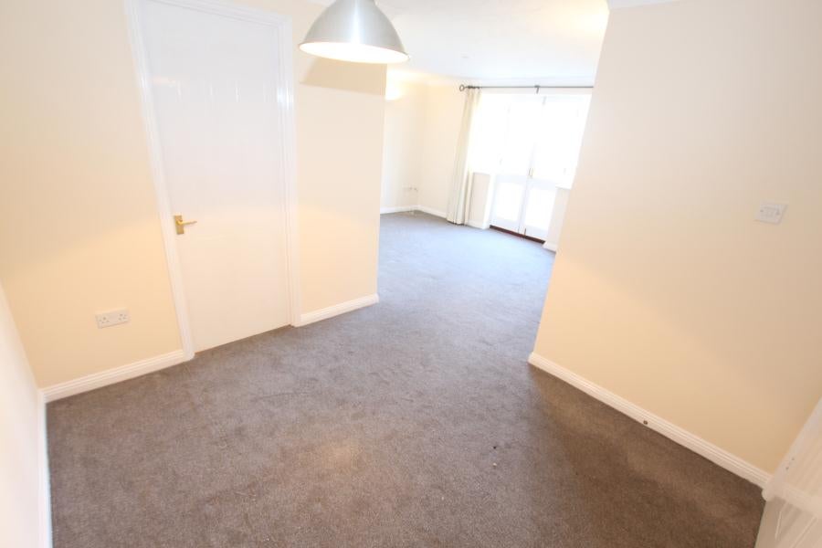 Flat Alexandra Gardens in Woking