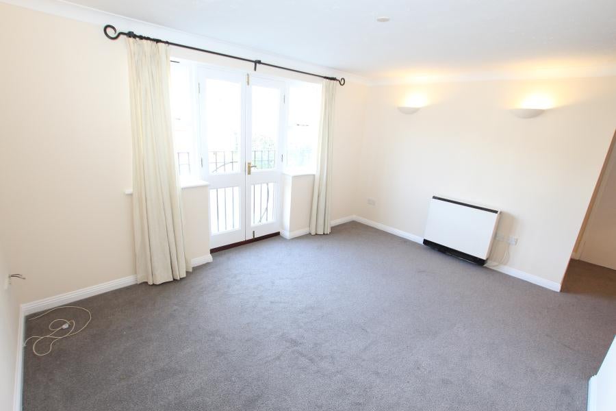 Flat Alexandra Gardens in Woking