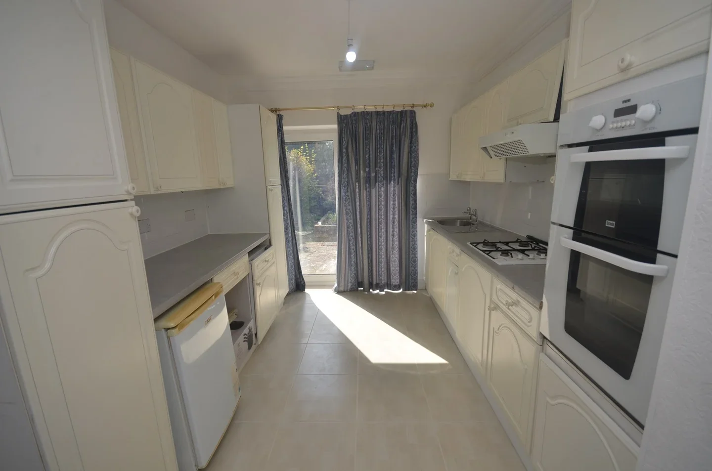 Room Chaffinch Avenue in Greater London