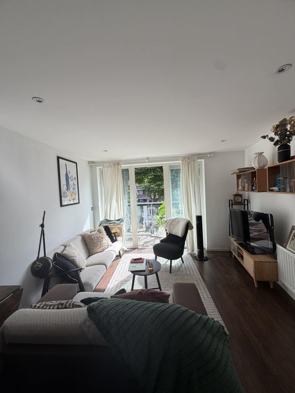 Room Battersea Park Road in Greater London