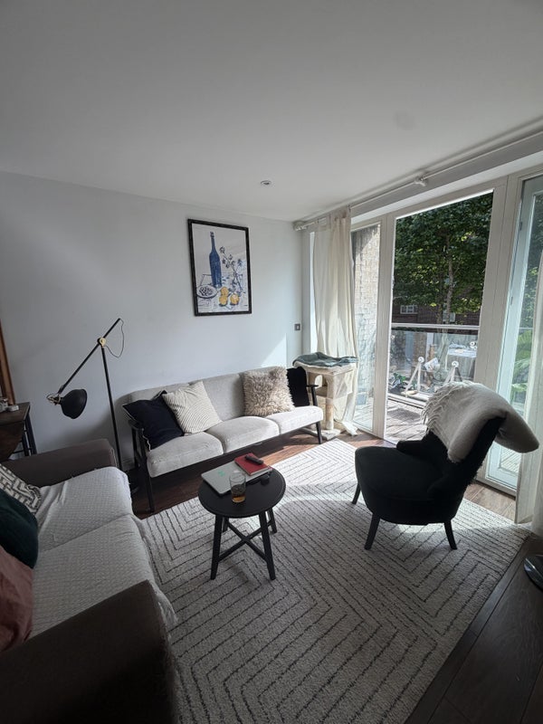 Room Battersea Park Road in Greater London