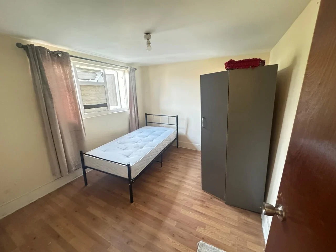 Room Ilford Lane in Greater London