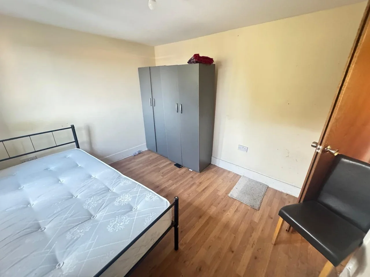 Room Ilford Lane in Greater London