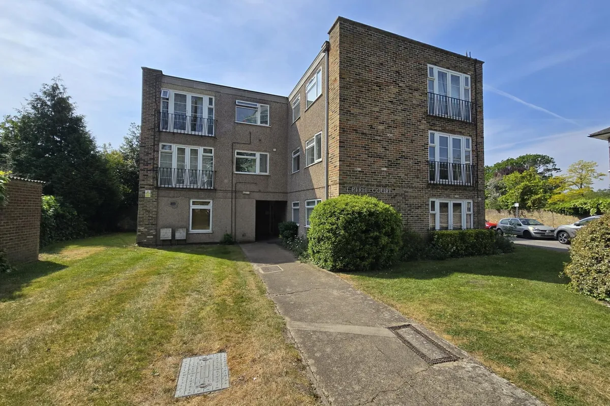 Flat Tiptree Drive in Greater London