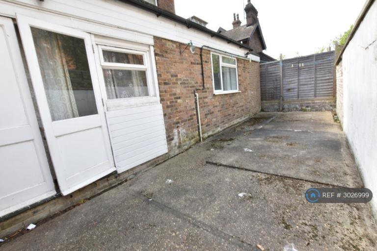 Flat Moulton Rise in Luton