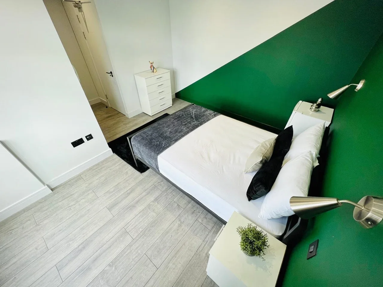 Room Farmhouse Road in Greater London