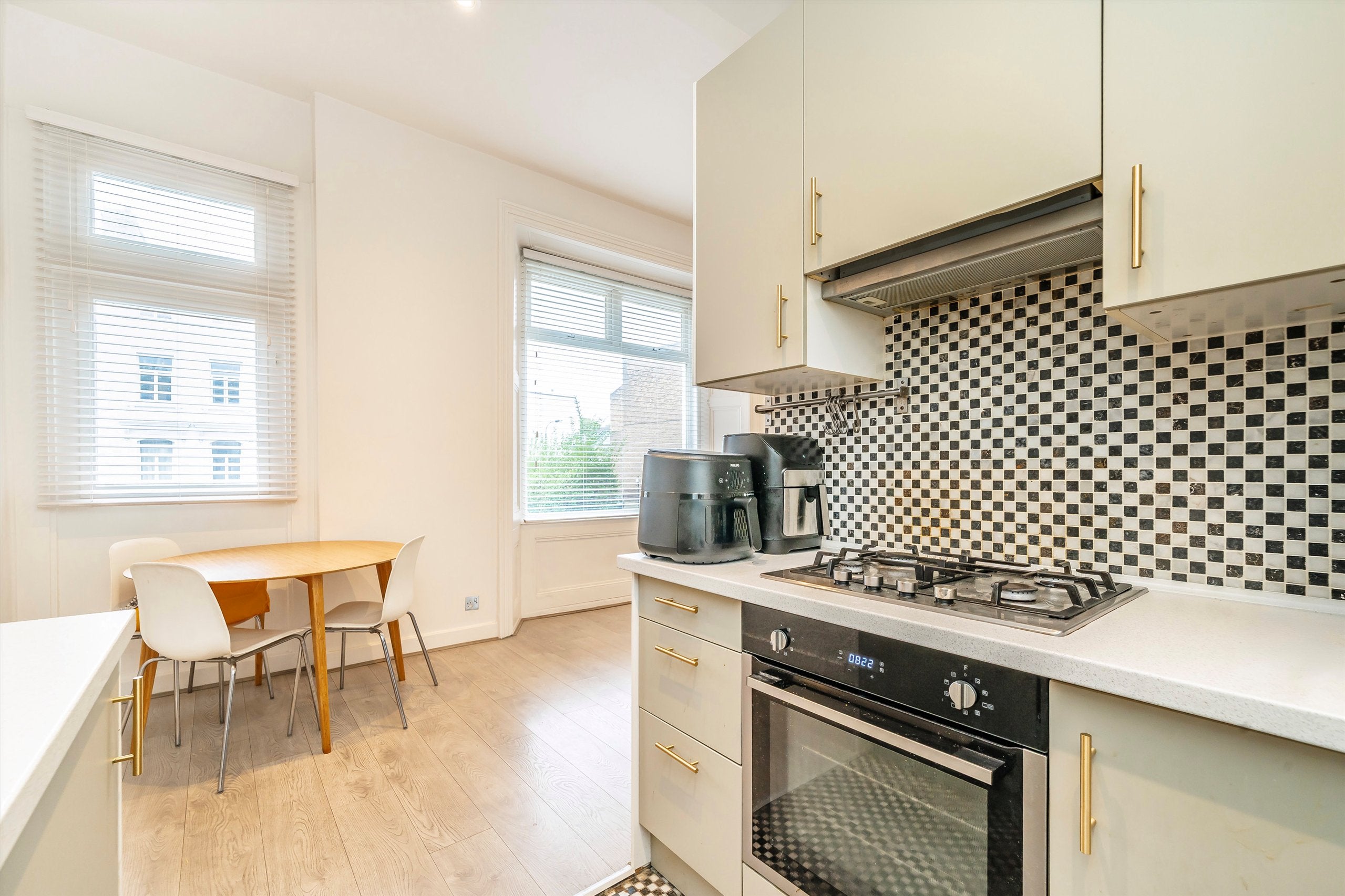 Flat Askew Road in Greater London