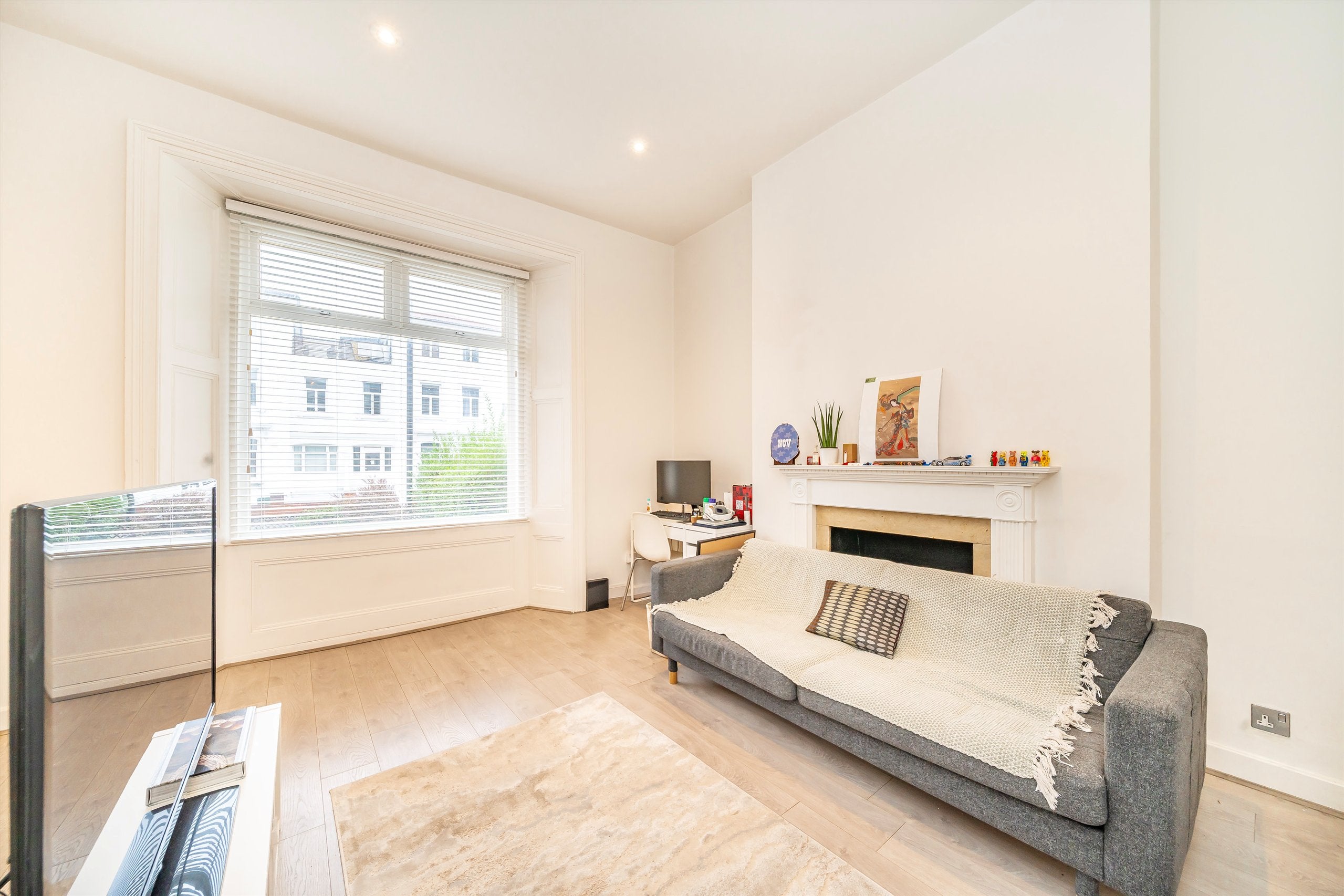 Flat Askew Road in Greater London