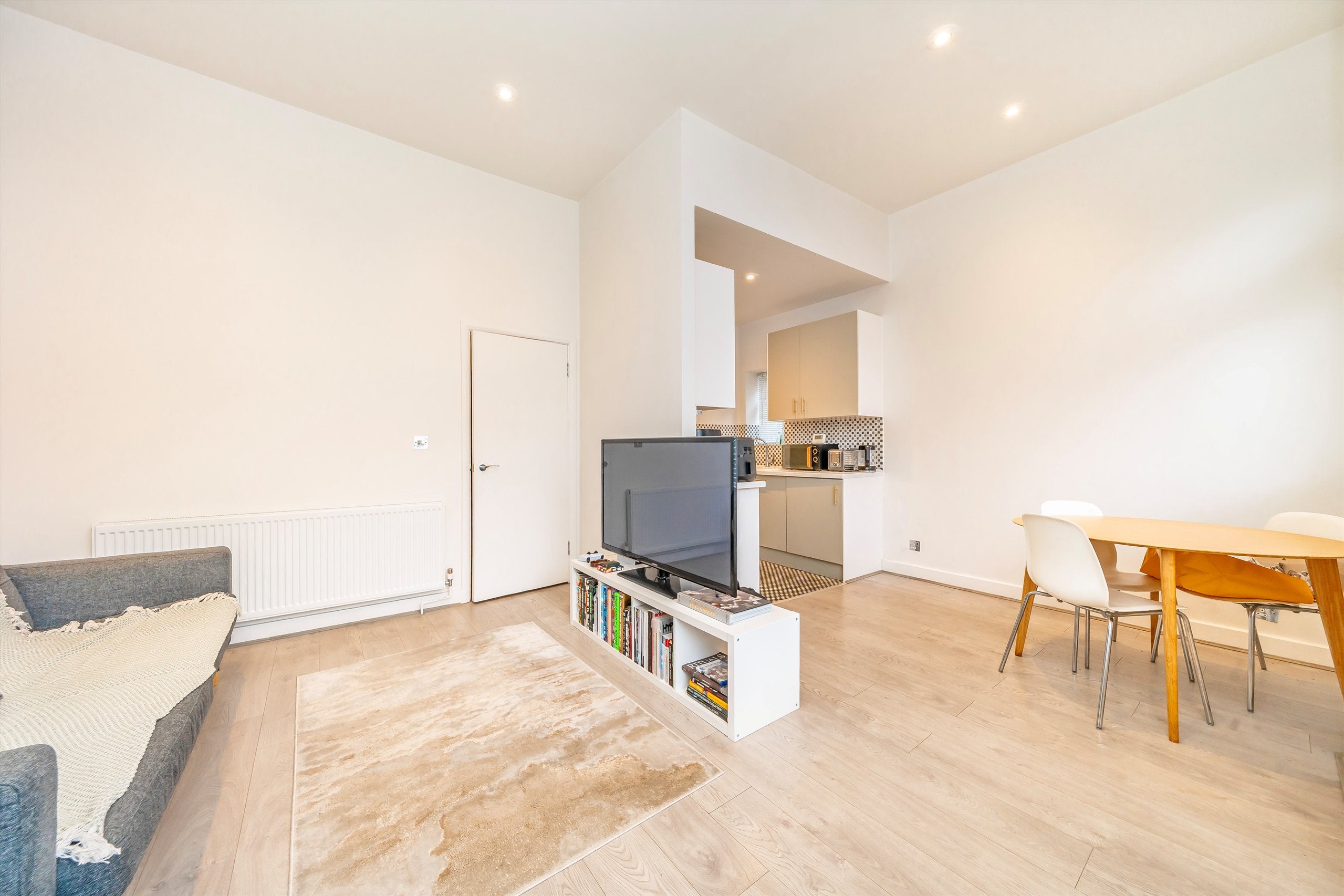 Flat Askew Road in Greater London