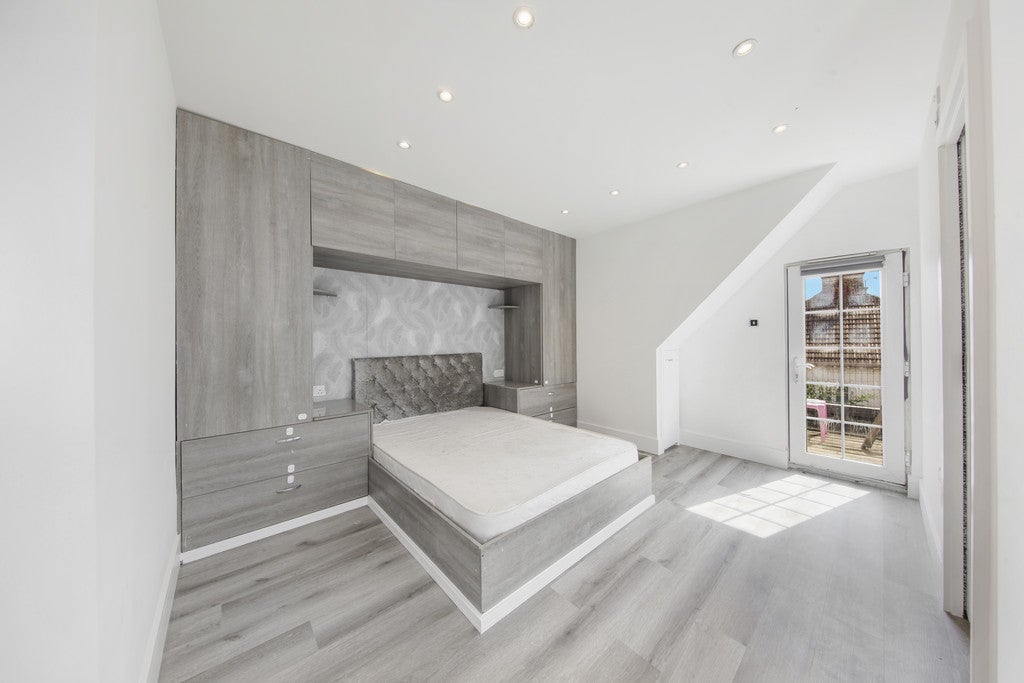 Flat Golders Green Road in Greater London
