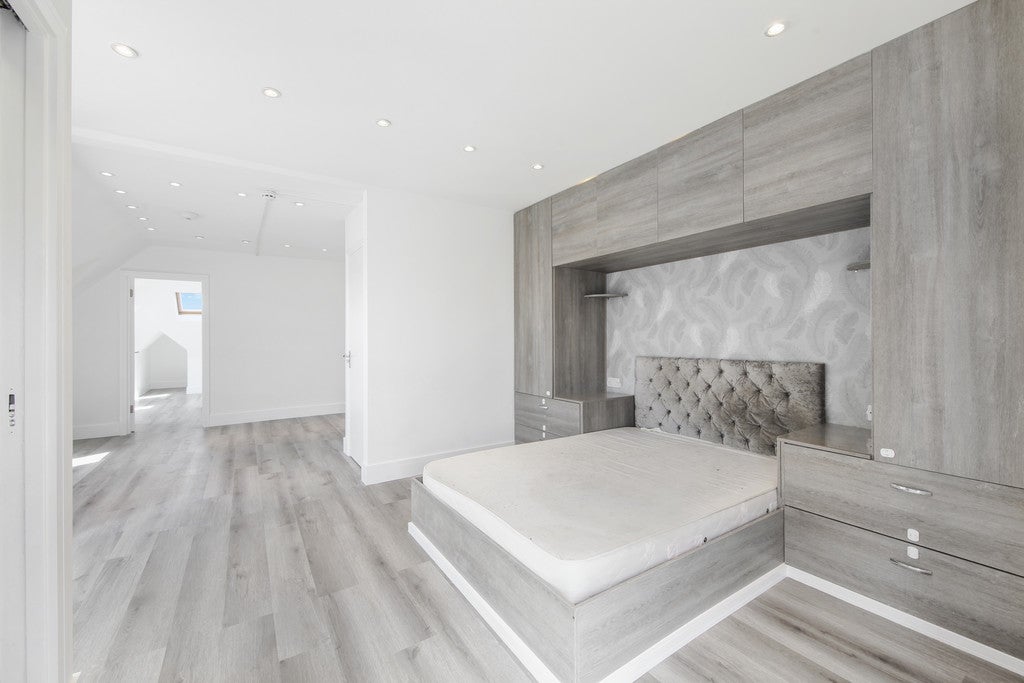 Flat Golders Green Road in Greater London