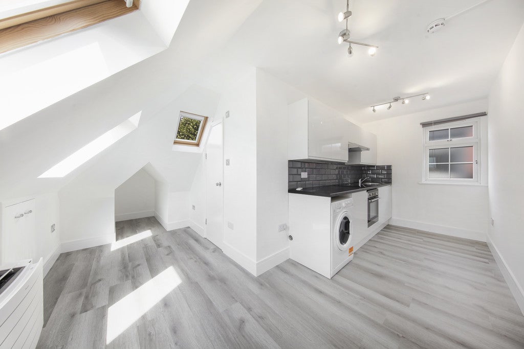 Flat Golders Green Road in Greater London