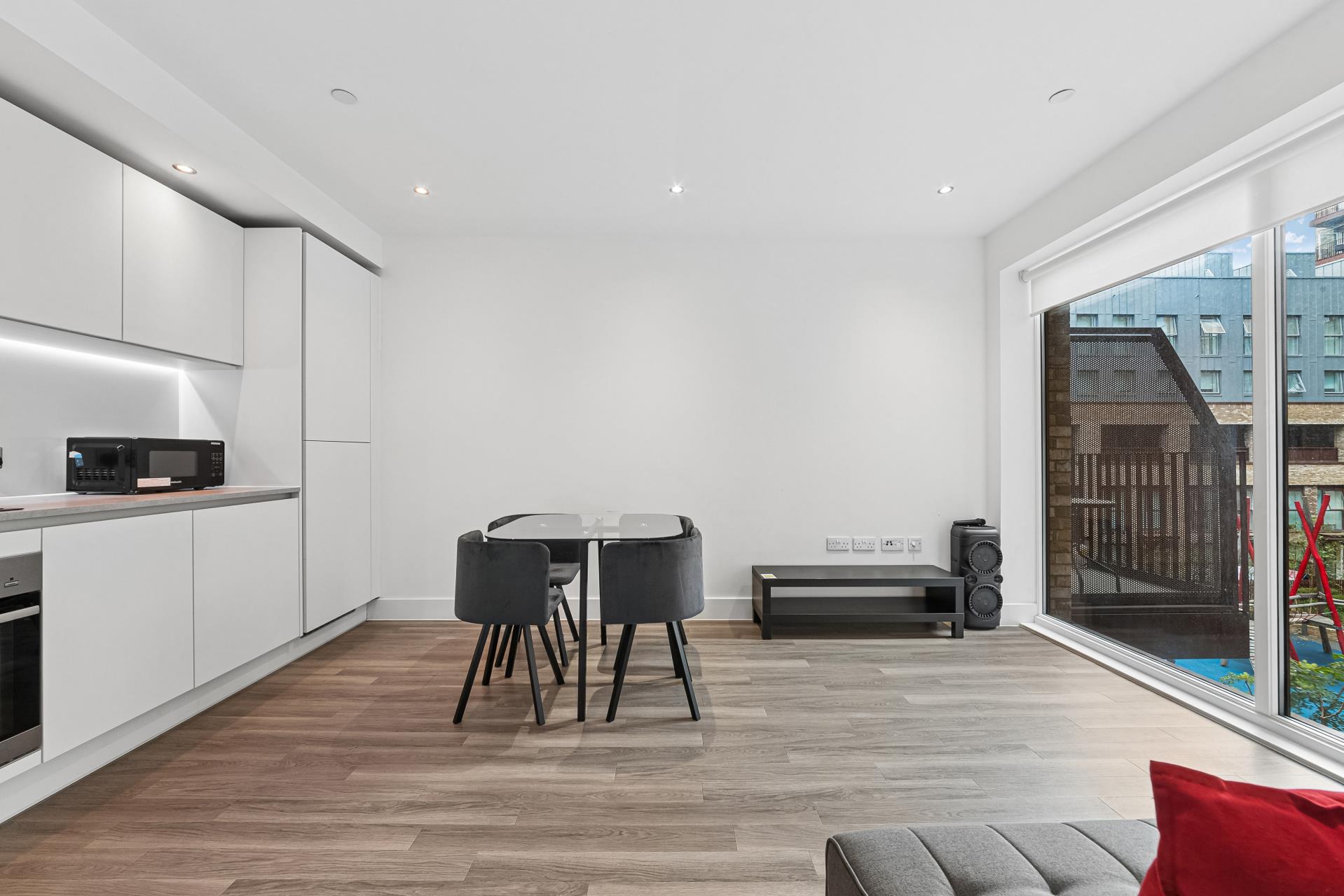 Flat Wray Avenue in Greater London