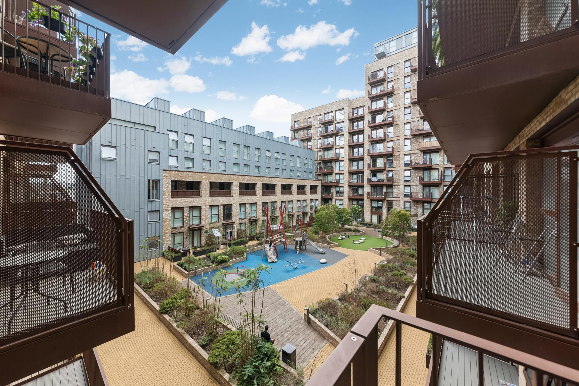 Flat Wray Avenue in Greater London