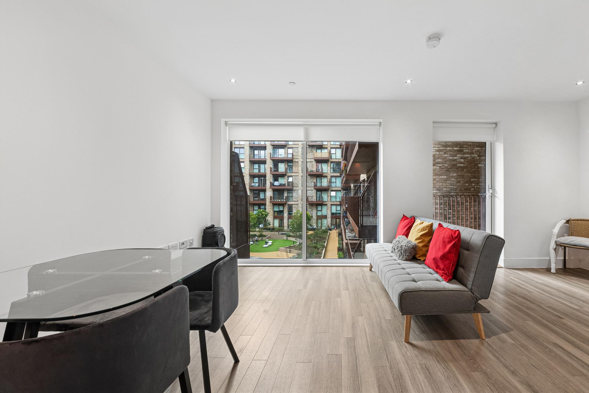 Flat Wray Avenue in Greater London
