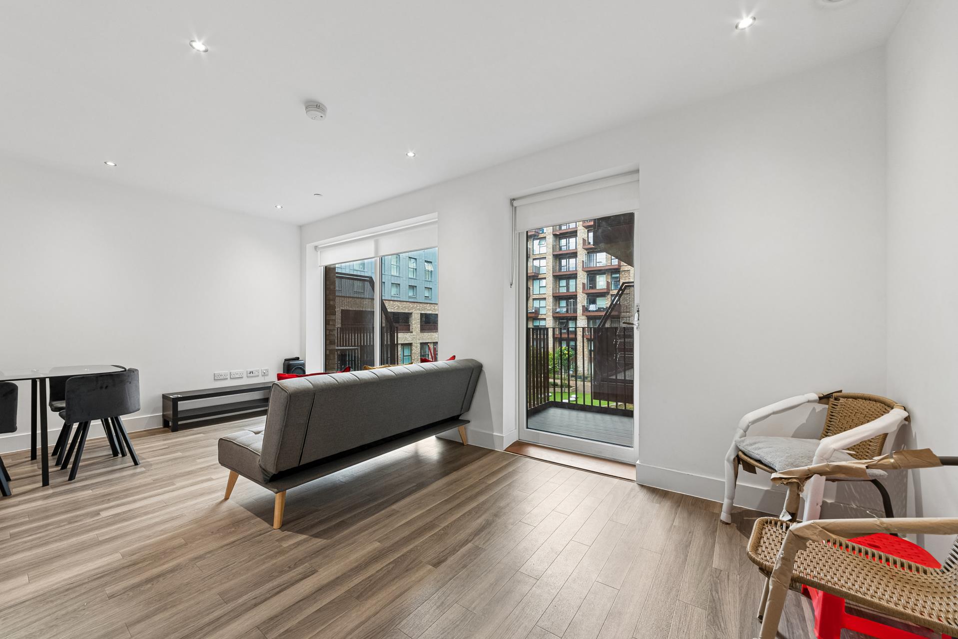 Flat Wray Avenue in Greater London