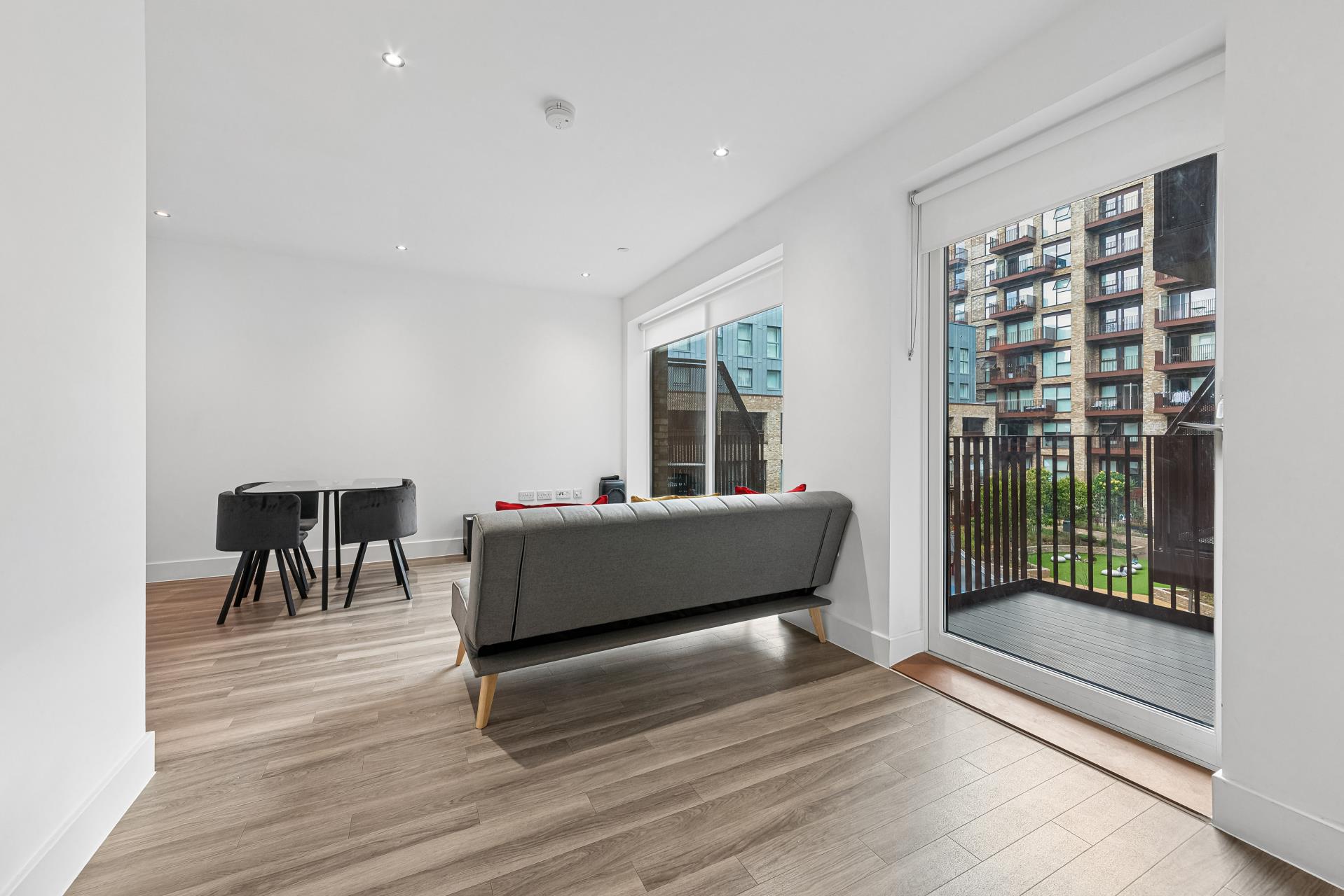 Flat Wray Avenue in Greater London