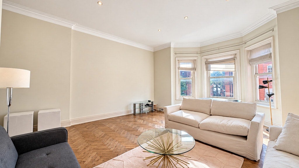 Flat Pont Street in Greater London