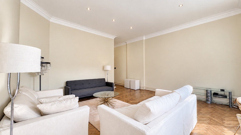 Flat Pont Street in Greater London