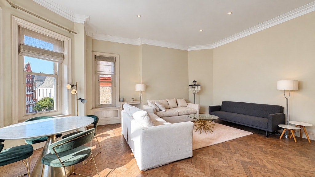 Flat Pont Street in Greater London