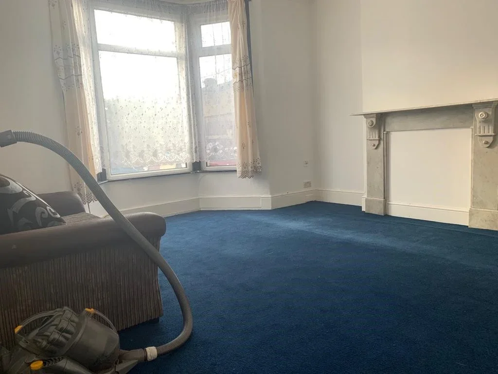 Flat Colenso Road in Greater London