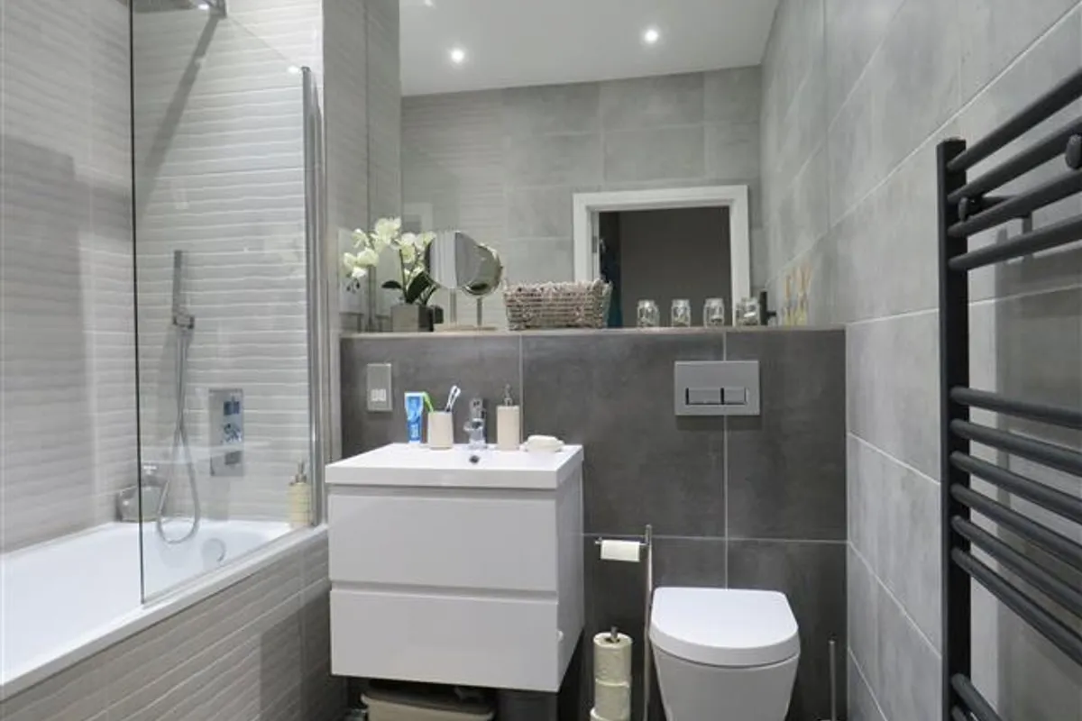 Flat Hazelwick Avenue in Crawley