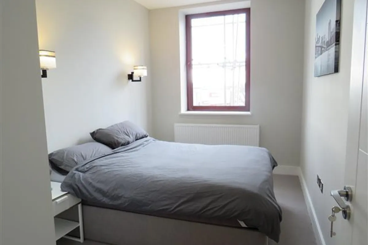 Flat Hazelwick Avenue in Crawley