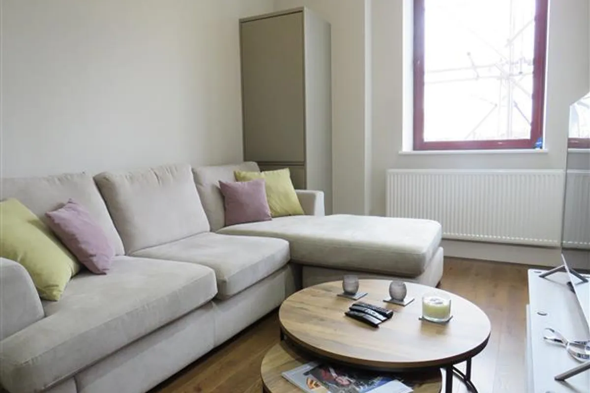 Flat Hazelwick Avenue in Crawley